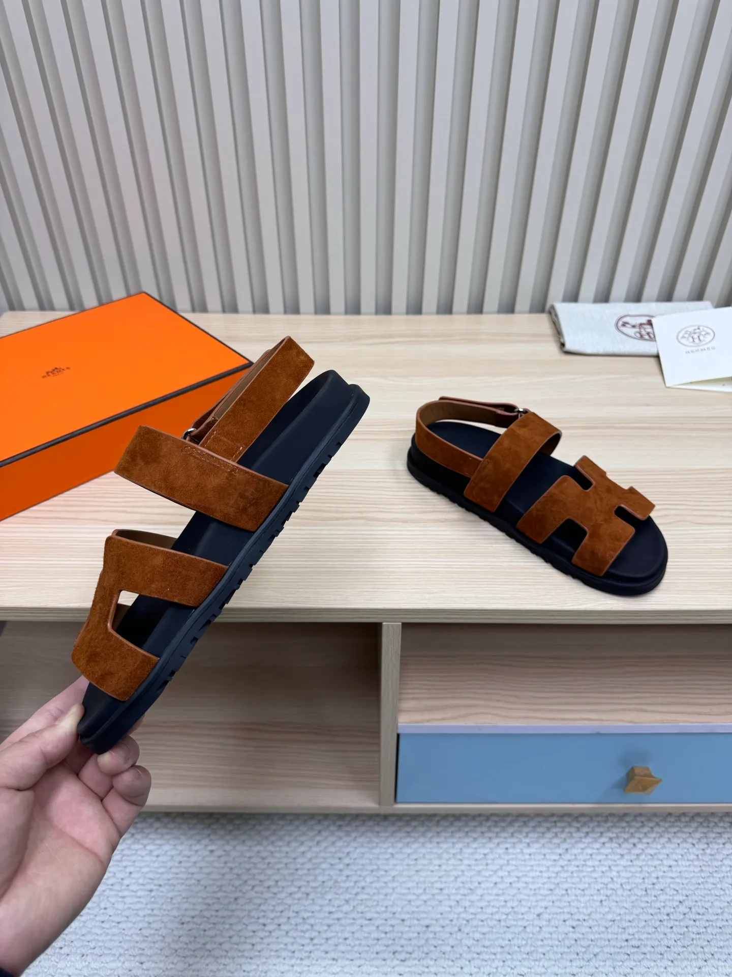 👟👟Ex-factory price 502👟👟Hermes🐎The extremely popular couple’s second uncle slippers/golden sandals and slippers, paired with various colorful socks, are so trendy!  ———————— Upper: imported cowhide/sheep leather/cloth/palmprint leather lining: imported cowhide/sheepskin outsole: Tpu non-slip and wear-resistant outsole Female size: 35-42 (40.41.42 non-returnable and non-exchangeable) Male code: 39-45 (45 non-returnable and non-exchangeable)